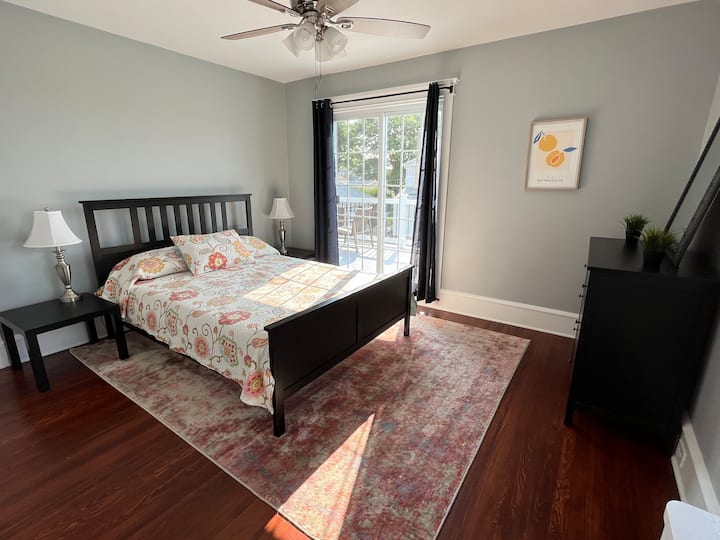 Dhoma e gjumit 3 me krevat dopio "queen" dhe hyrje në ballkonin e katit të dytë. 