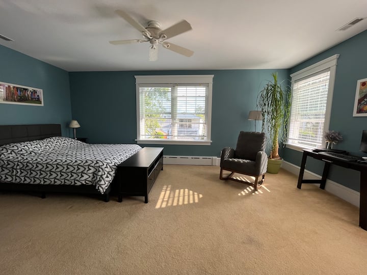 Dhoma kryesore e gjumit 1 me karrige dhe tavolinë pune