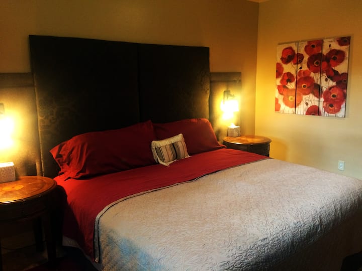 يضمن هذا السرير ذو الحجم الكبير أنك ستستيقظ مستريحًا ومنعشًا.