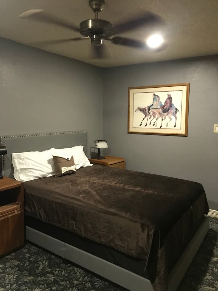 أسرّة جديدة ومراتب وفراش لك في غرفة النوم هذه المعاد تصميمها حديثًا.  ( يجب أن يكون كل العمل الفني معلقًا بحلول الوقت الذي تصل فيه إلى هنا! لول )