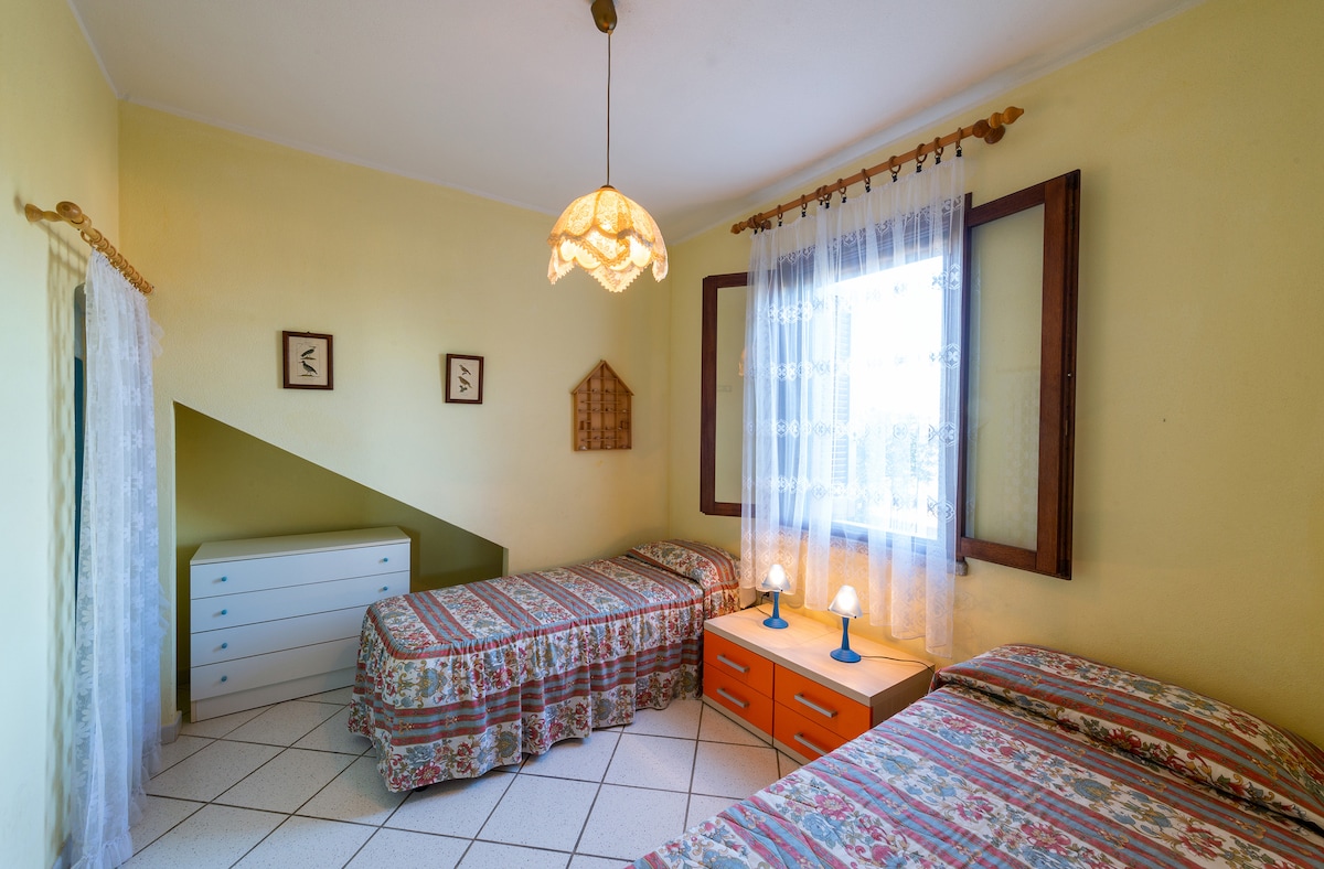 Dormitorio. La puerta de acceso es normal en madera. La lámpara de araña se reemplazó recientemente 