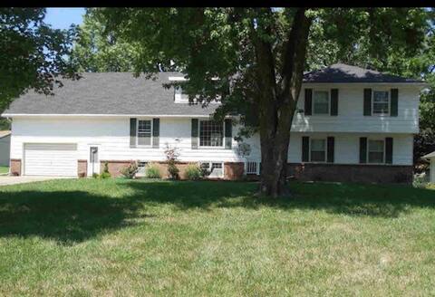 Cheerful 4 bedroom home with a pool.