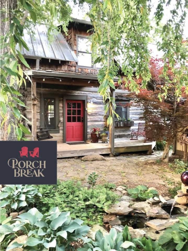 Cozy backyard log cabinsunsetsjust north of Avl Guesthouses for