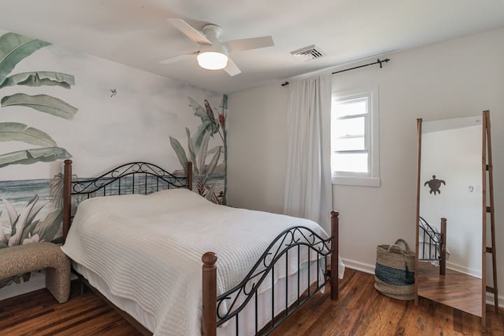 Acogedor y espacioso dormitorio queen | Relájate en una cómoda cama tamaño queen con mucho espacio para relajarse. Con cortinas opacas para un sueño reparador, ¡perfecto para una escapada tranquila! #CozyBedroom #QueenBed #BlackoutCurtains #PeacefulSleep #beachdecor 