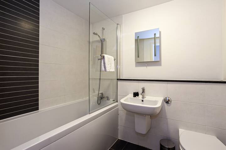 Central 3 bedroom penthouse apartment over 2 floor gallery image 5