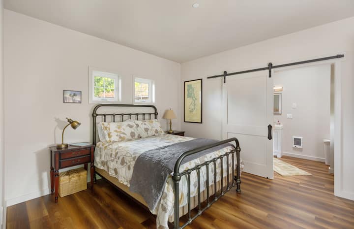 سرير مريح بمقاس كوين.