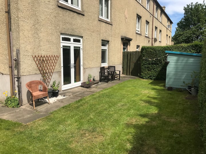 Lovely flat with garden and easy access to town Apartments for Rent in Edinburgh, Scotland