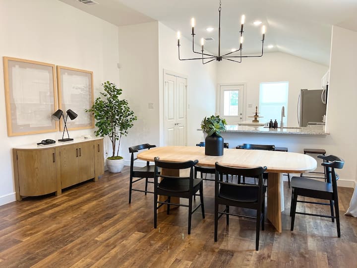 Casa de nueva construcción de 3bdrm cerca del centro /estacionamiento