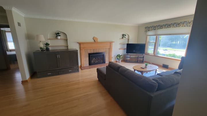Cheerful 3 Bedroom Home With Garage Parking - Milwaukee, WI