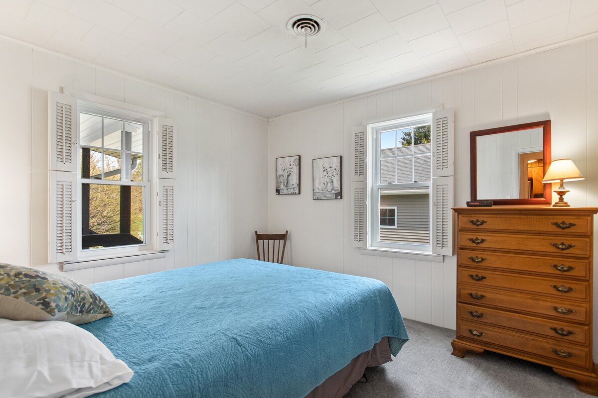 这间卧室配有舒适的1.8米宽双人床套装。