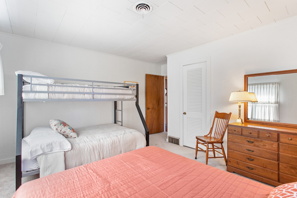 这间宽敞的卧室配有2张双人床，上层有1张单人床。 
