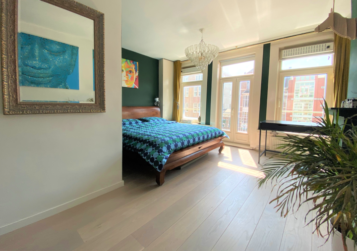 Dormitorio principal con cama tamaño king