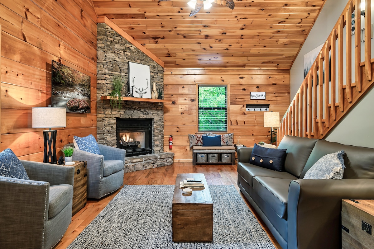Prime Location! Hot Tub + Peaceful Pond Views