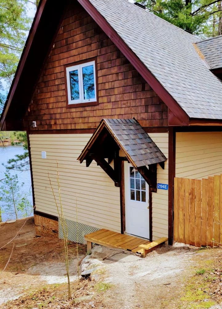 Lakefront Muskoka Cottage C Cottages for Rent in Gravenhurst, Ontario