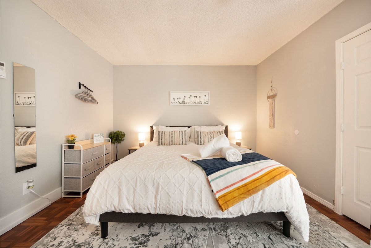 在加大双人床上休息，配有700支加州的PIMA棉栽种床单。 

有6个抽屉梳妆台、全身镜和挂衣服的空间。