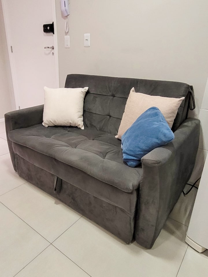 Rozkladacia pohovka, poskytujeme aj 01 vankúšov a prikrývky navyše.