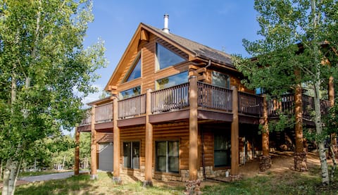 Mountain Lodge. Hot tub.  Large Kitchen.  Fire Pit