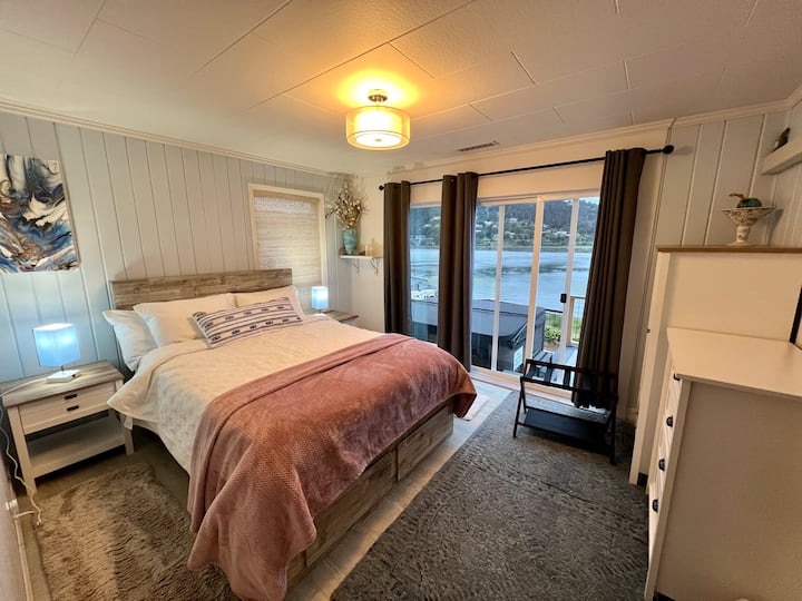 Captains room with Queen Bed and sliding door right to the Hot Tub.  Excellent view of the River and Ocean.