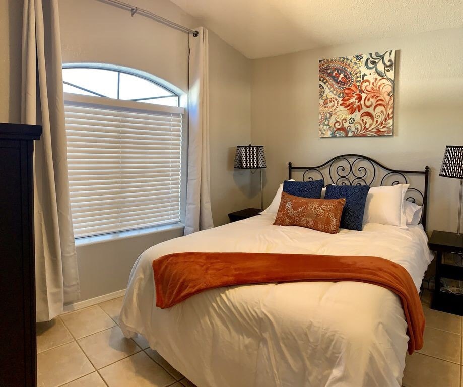 Dhoma e përparme e gjumit me krevat dopio "queen"