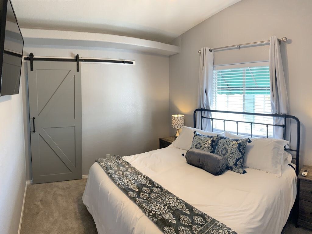 Dhoma kryesore e gjumit. Ndarja e dhomës kryesore të gjumit me banjën kryesore me një derë hangari