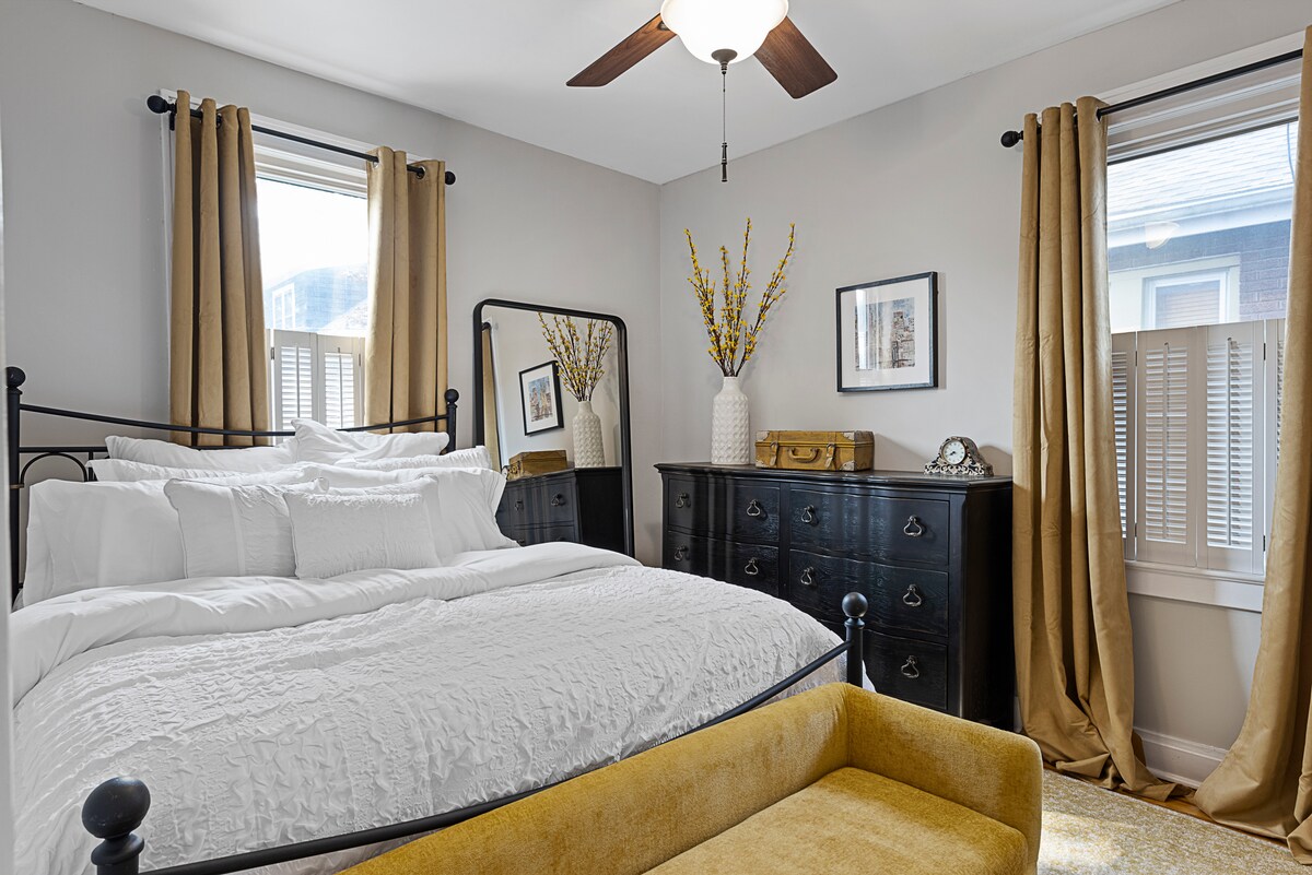 Dormitorio con cama tamaño queen en el piso principal