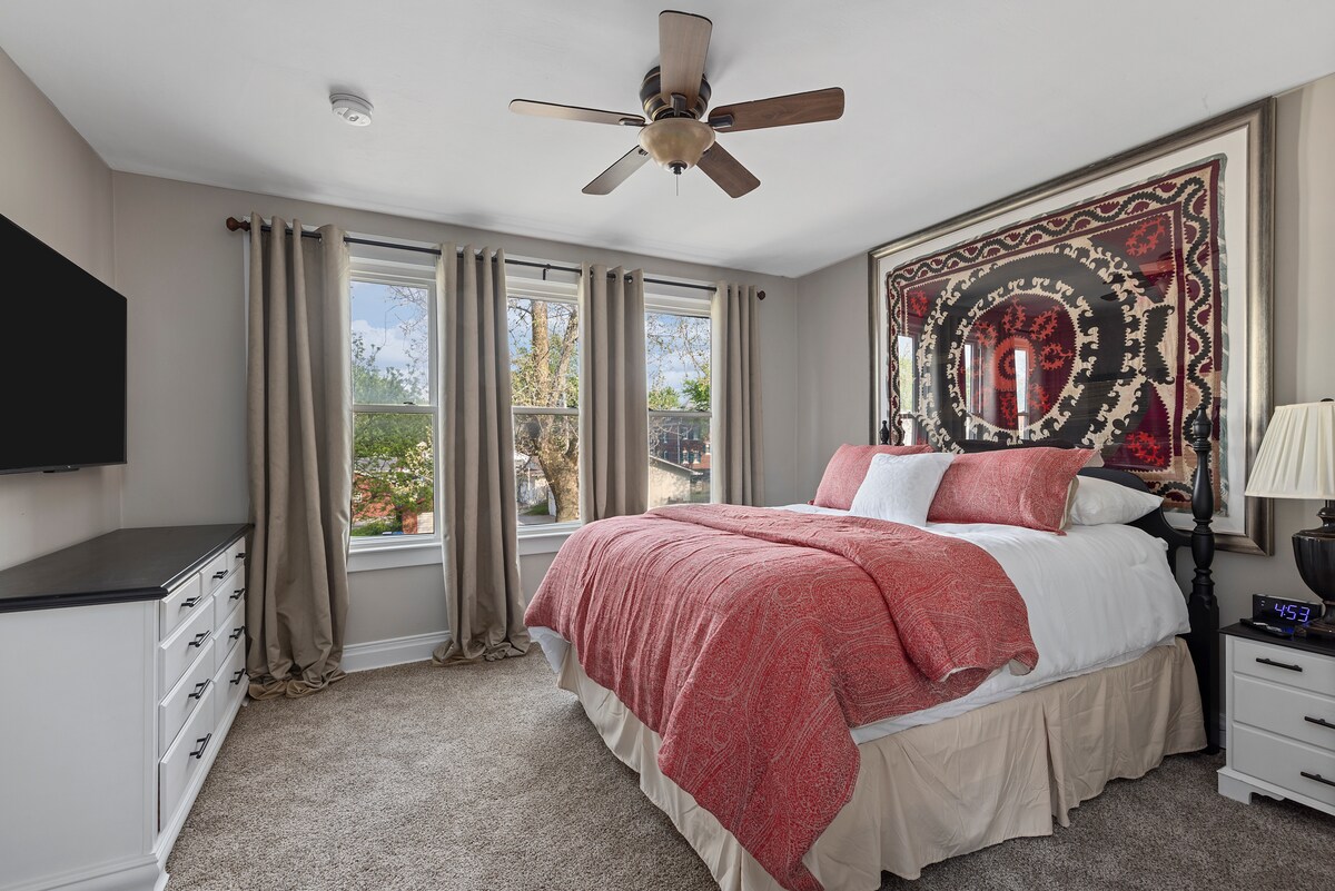 Dormitorio queen con hermosos tapices turcos antiguos con hermosos tapices turcos antiguos y mucha luz natural. SmartTV de 55pulgadas