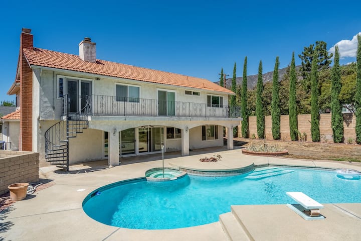Cheerful 4-bedroom 3.5bath house w pool&Jacuzzi!