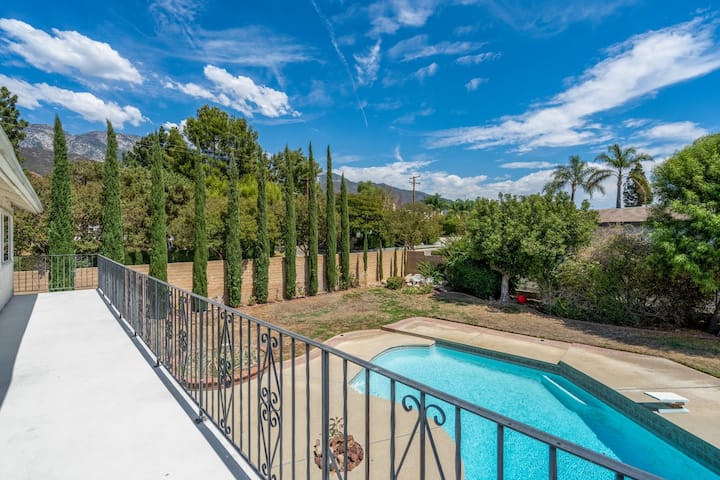 Cheerful 4-bedroom 3.5bath house w pool&Jacuzzi!