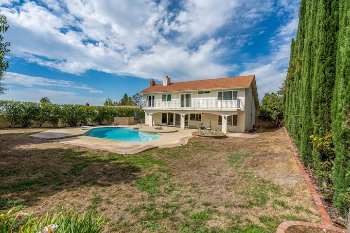 Cheerful 4-bedroom 3.5bath house w pool&Jacuzzi!