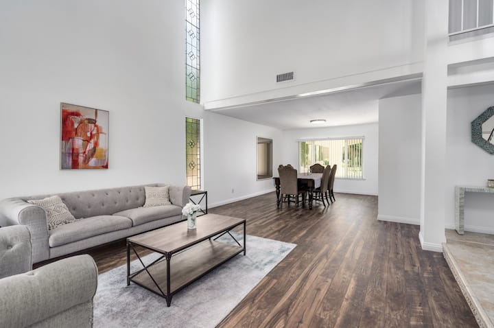 Cheerful 4-bedroom 3.5bath house w pool&Jacuzzi!