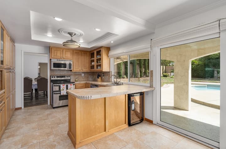 Cheerful 4-bedroom 3.5bath house w pool&Jacuzzi!