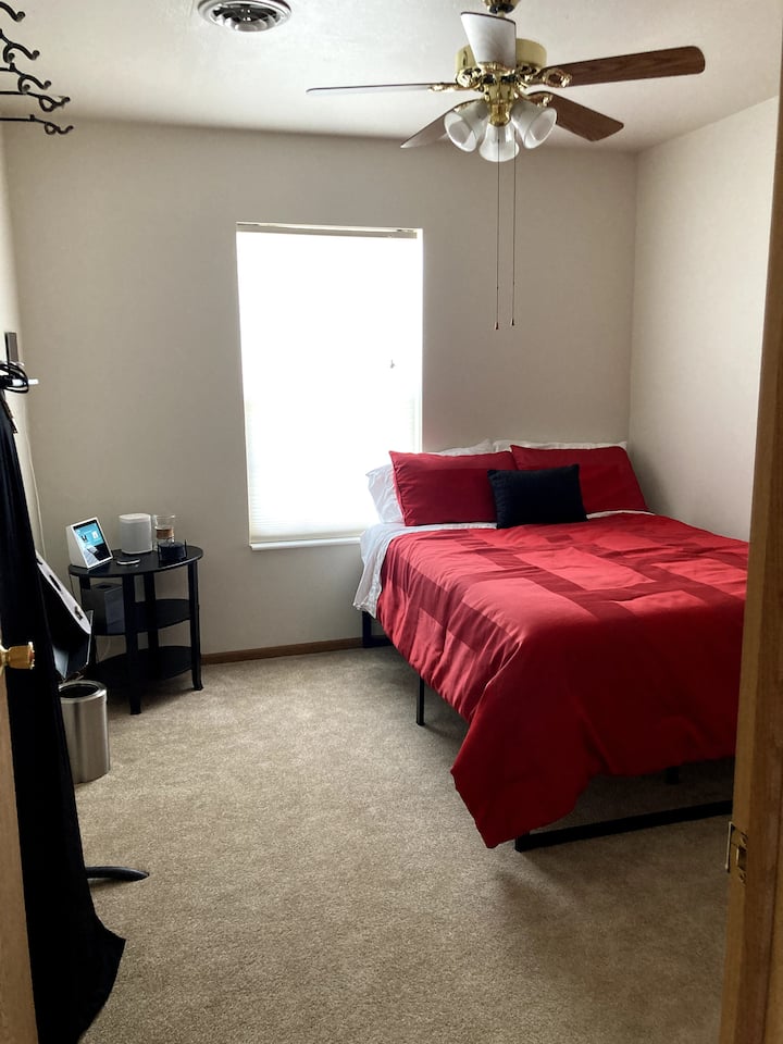 ห้องนอนเตียงใหญ่พร้อมลำโพงอัจฉริยะและไฟอัจฉริยะตู้เสื้อผ้าและพัดลมเหนือศีรษะเพื่อหมุนเวียนเครื่องปรับอากาศ