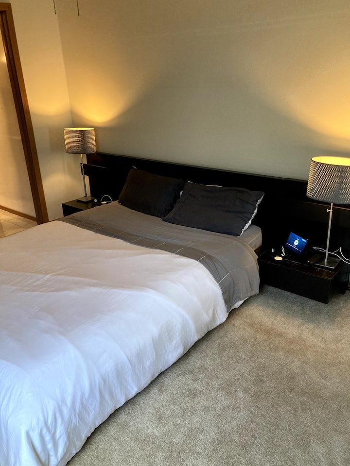 ห้องนอนขนาดควีนไซส์พร้อมลำโพงอัจฉริยะไฟอัจฉริยะเครื่องอุ่นเตียงเครื่องกรองอากาศและห้องน้ำที่อยู่ติดกัน