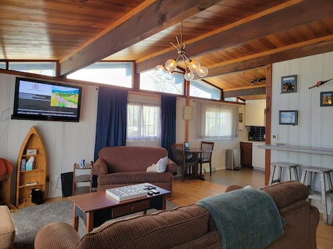 Lakeside Retreat-2 bedroom Cottage  Milford Lake