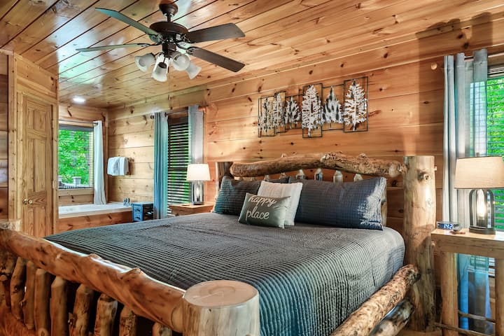 Este dormitorio tamaño king se ubica en el nivel principal. Está decorado con buen gusto y también tiene un jacuzzi de hidromasaje. Disfruta de un buen baño después de un largo día de caminata.