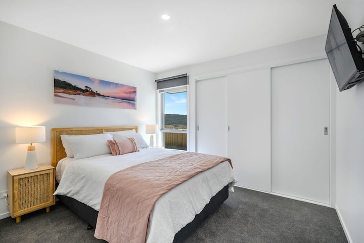 The main bedroom has a luxurious Tasmanian made Queen bed, Built in robe and smart TV. All linen is of the highest quality and professionally laundered. With  a fully equipped ensuite.