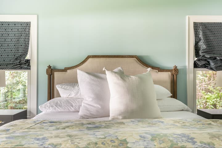 Kitanda cha Master kilicho na kitanda cha mfalme kilicho na mashuka ya kifahari, na godoro la Beautyrest