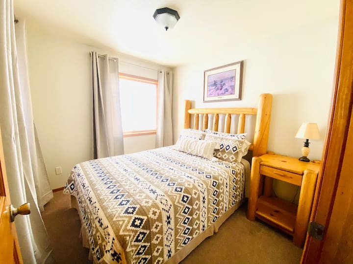 Dhomë gjumi në katin e poshtëm - krevat dopio "queen