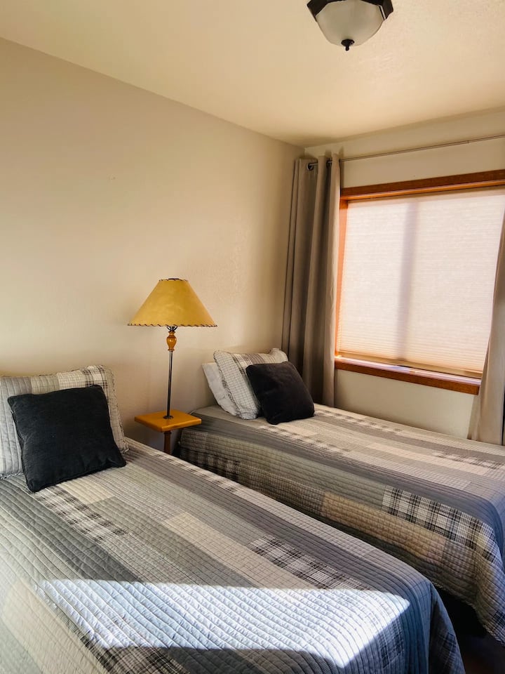 Dhomë gjumi në katin e poshtëm - 2 krevate dopio