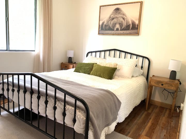 Dhomë gjumi dopio "queen" në njësinë e sipërme.