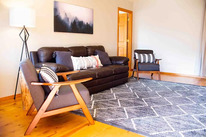 Dhomë ndenjeje në katin e poshtëm