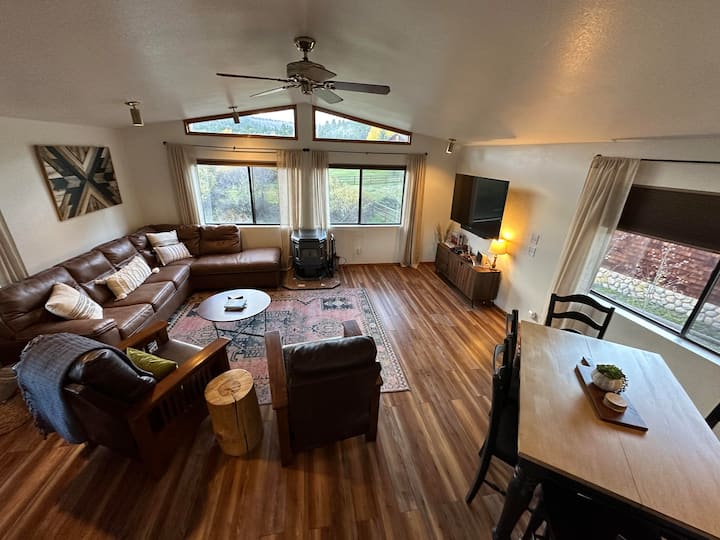 Dhoma e ndenjjes dhe tavolina e ngrënies në njësinë e sipërme