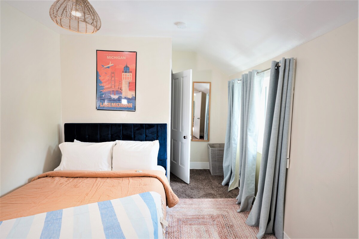 Смарт телевизори във всяка стая + модернизирано  преносимо единично легло в килера.