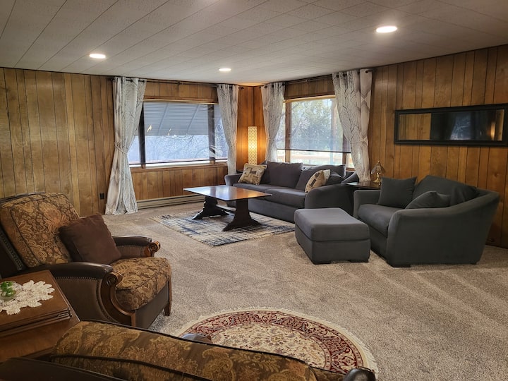 Sleeps 12+ spacious home  overlooking Heise.