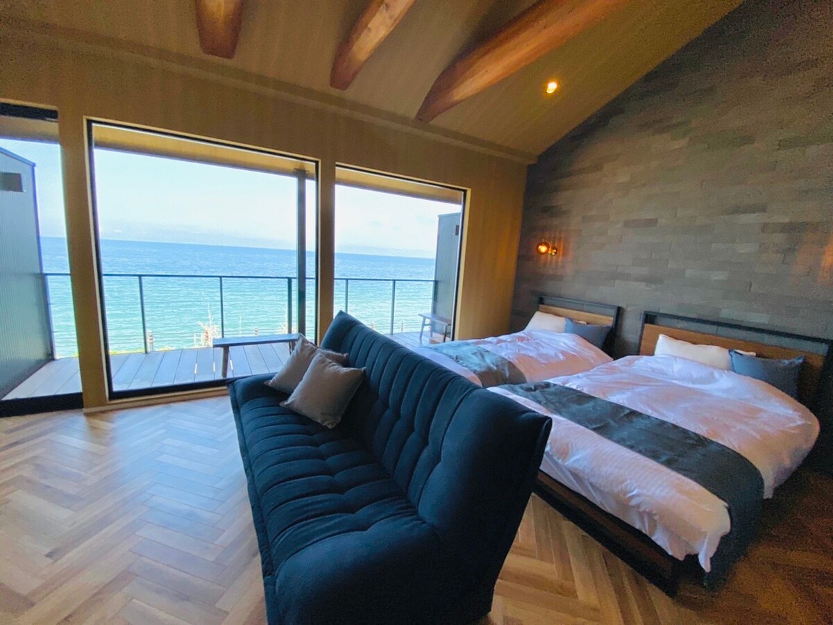 ห้องนั่งเล่นและห้องนอนพร้อมคานขนาดใหญ่พร้อมเพดานสูง