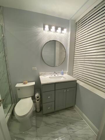 Wrigleyville Inn. Historic Greystone, Free Parking gallery image 5