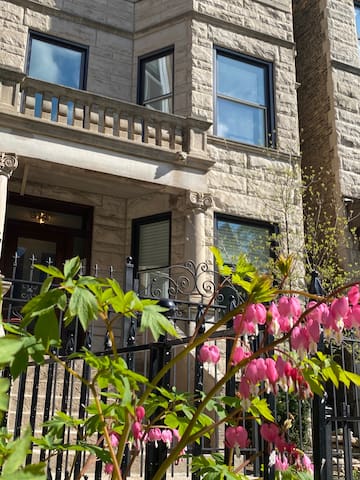 Wrigleyville Inn. Historic Greystone, Free Parking