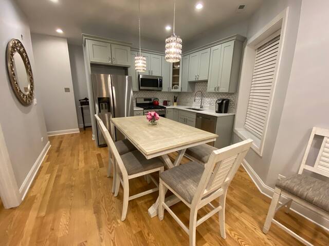 Wrigleyville Inn. Historic Greystone, Free Parking gallery image 4