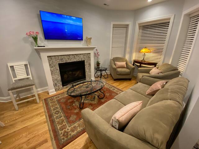 Wrigleyville Inn. Historic Greystone, Free Parking gallery image 2