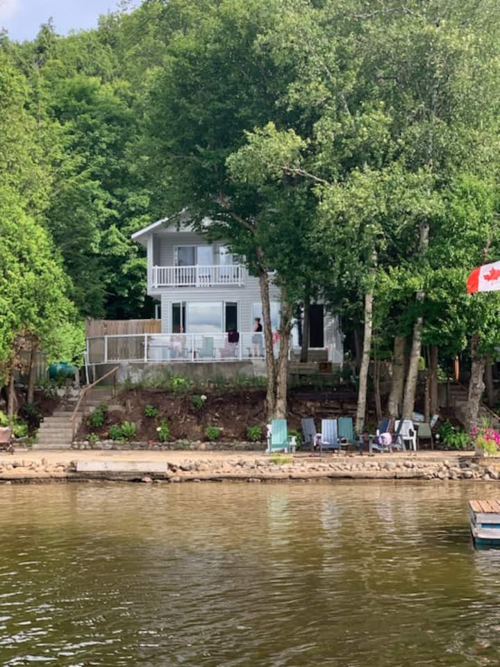 MUSKOKA FUN! Priceless sunset views on Paint Lake. Vacation homes for